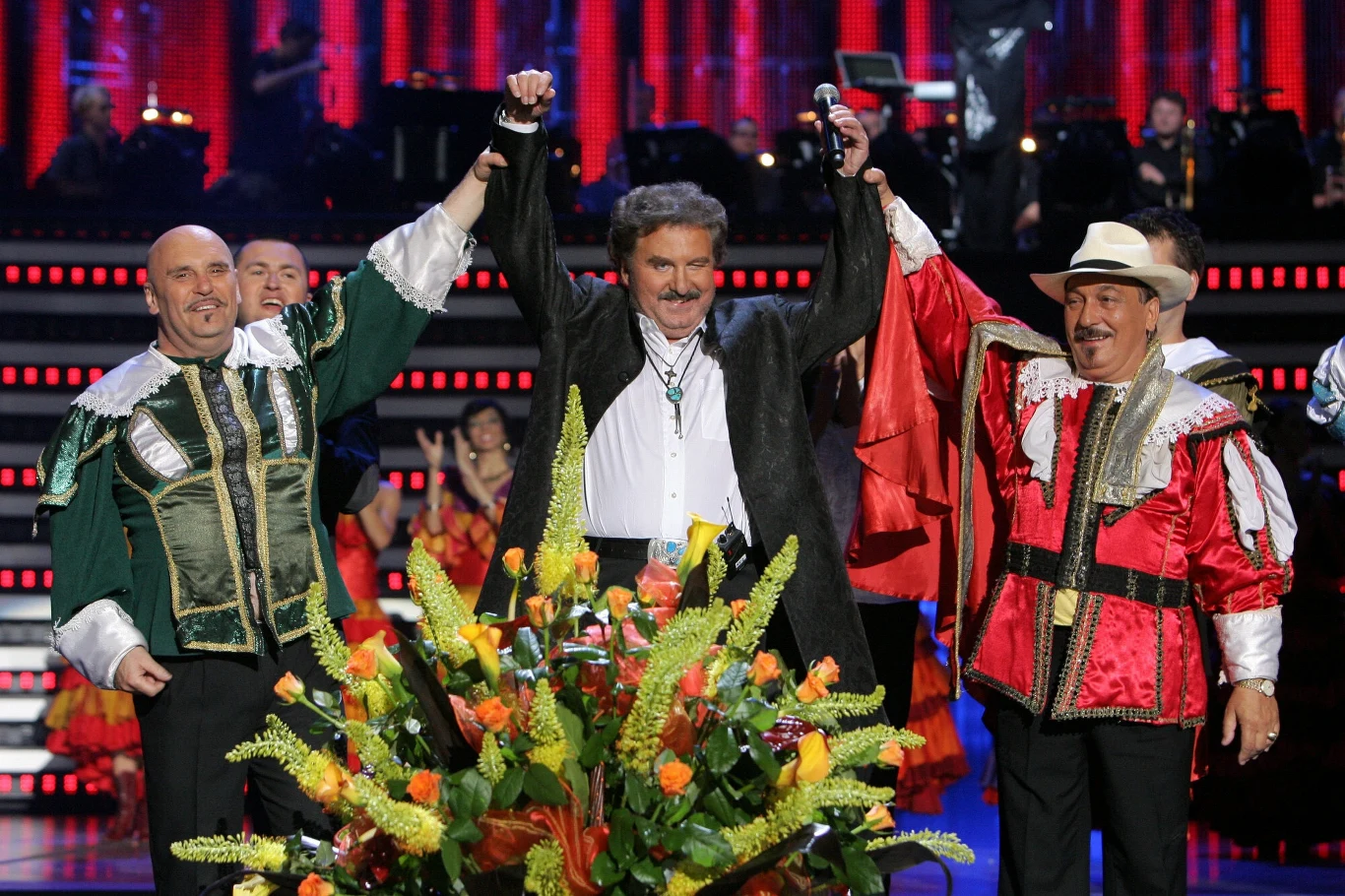 W 1973 r. po nagraniu pierwszej solowej płyty przez Krzysztofa Krawczyka zespół uległ rozpadowi. Trzy lata później wokalista powrócił, by nagrać album "Znowu razem", jednak po trasie promującej Krawczyk ostatecznie rozstał się z kolegami. Na zdjęciu Marian Lichtman, Krzysztof Krawczyk i Sławomir Kowalewski - festiwal Top Trendy w Sopocie, 2008 r. Koncert jubileuszowy 45-lecia pracy artystycznej Krzysztofa Krawczyka. W 1973 r. po nagraniu pierwszej solowej płyty przez Krzysztofa Krawczyka zespół uległ rozpadowi. Trzy lata później wokalista powrócił, by nagrać album "Znowu razem", jednak po trasie promującej Krawczyk ostatecznie rozstał się z kolegami. Na zdjęciu Marian Lichtman, Krzysztof Krawczyk i Sławomir Kowalewski - festiwal Top Trendy w Sopocie, 2008 r. Koncert jubileuszowy 45-lecia pracy artystycznej Krzysztofa Krawczyka.