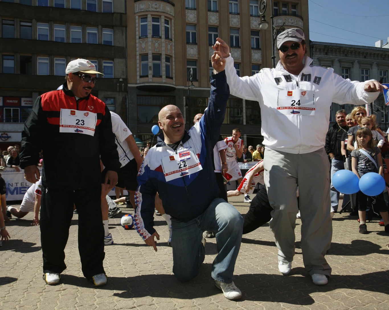 Do największych przebojów grupy należą piosenki "Wojna domowa" (promowała serial o tym tytule), "Znamy się tylko z widzenia", "Kasia", "Przyjedź mamo na przysięgę", "Słoneczniki-kwiaty", "Cóż wiemy o miłości" czy "Ej, Sobótka, Sobótka". Trubadurzy odnosili sukcesy na festiwalach w Opolu i Sopocie, na koncertach odwiedzając takie kraje, jak m.in. NRD, Związek Radziecki, Szwecja, Jugosławia, Bułgaria, Mongolia czy Wietnam. Na zdjęciu Sławomir Kowalewski, Marian Lichtman i Krzysztof Krawczyk podczas 7. Biegu Ulicą Piotrkowską w Łodzi. Do największych przebojów grupy należą piosenki "Wojna domowa" (promowała serial o tym tytule), "Znamy się tylko z widzenia", "Kasia", "Przyjedź mamo na przysięgę", "Słoneczniki-kwiaty", "Cóż wiemy o miłości" czy "Ej, Sobótka, Sobótka". Trubadurzy odnosili sukcesy na festiwalach w Opolu i Sopocie, na koncertach odwiedzając takie kraje, jak m.in. NRD, Związek Radziecki, Szwecja, Jugosławia, Bułgaria, Mongolia czy Wietnam. Na zdjęciu Sławomir Kowalewski, Marian Lichtman i Krzysztof Krawczyk podczas 7. Biegu Ulicą Piotrkowską w Łodzi.