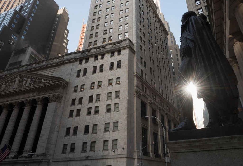 NYSE (z lewej) i pomnik Jerzego Waszyngtona na Wall Street