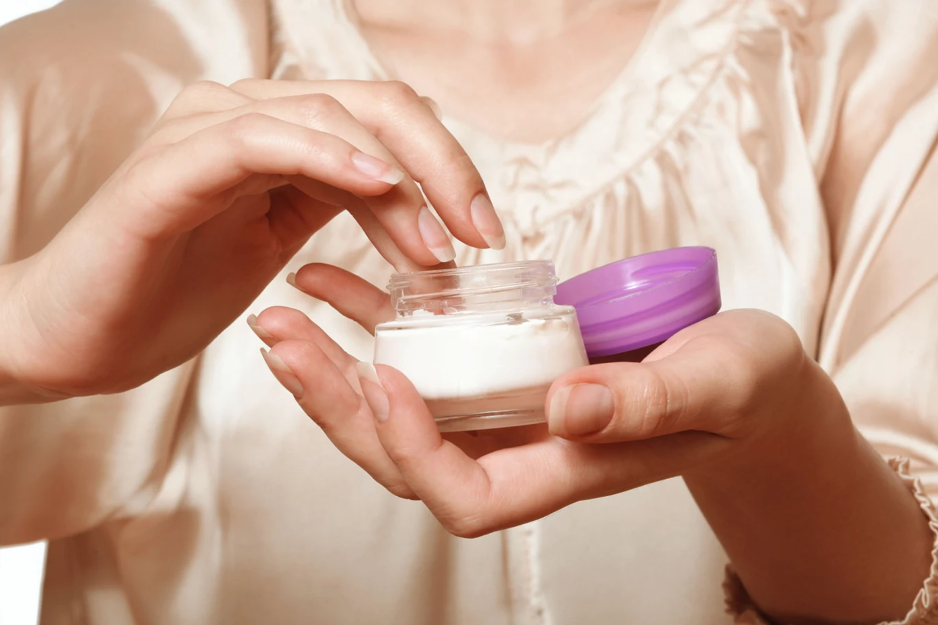 Zapomnij o drogich kremach. Wazelina to idealny zamiennik Zapomnij o drogich kremach. Wazelina to idealny zamiennik