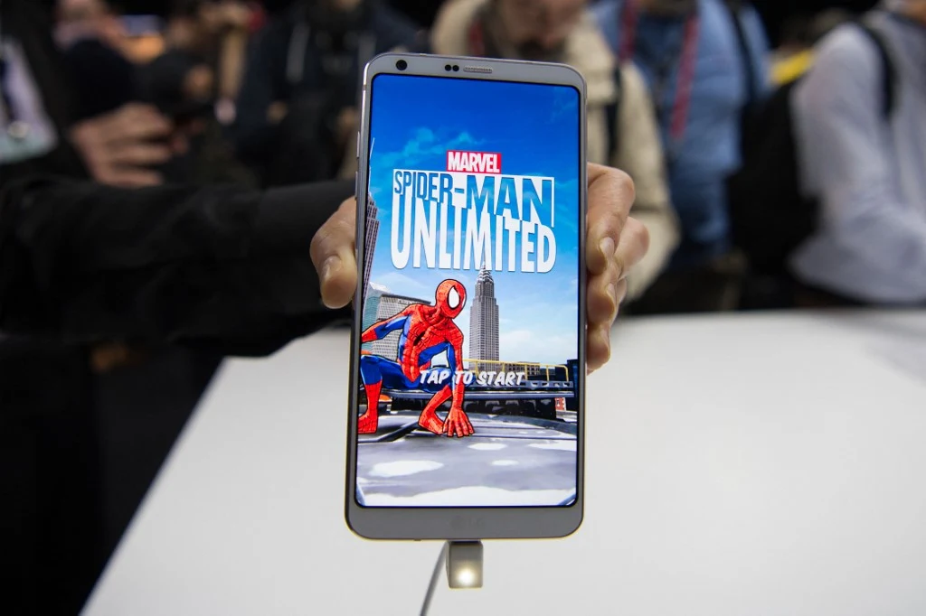 Rok 2016, targi MWC w Barcelonie, model G6. Linia LG G była flagowcem firmy. Koreańczycy jako jedni z pierwszych na szeroką skalę umieszczali w swoich smartfonach obiektyw szerokokątny. Dzisiaj to standard