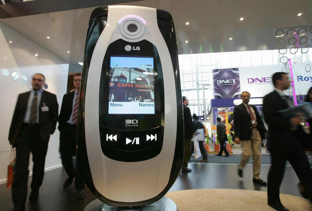 Targi CeBIT w Hanowerze, rok 2005. Model M-4300, który wyróżniał się m.in. możliwością słuchania muzyki z plików MP3