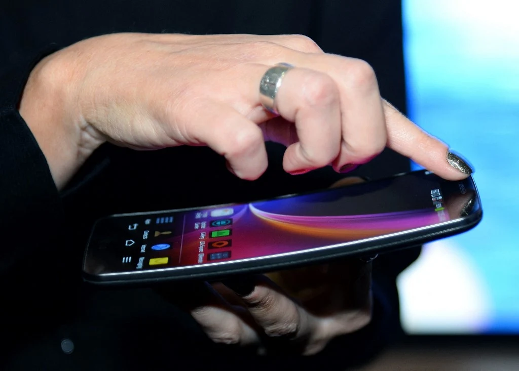 Rok 2014, LG Flex, zakrzywiony telefon LG - oryginalna i nietypowa premiera. Takie podejście do ekranów w smartfonach nie przyjęło się na rynku