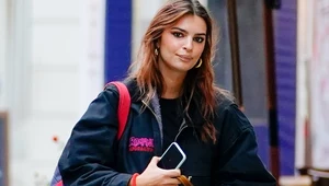 Emily Ratajkowski chwali się krągłym biustem!