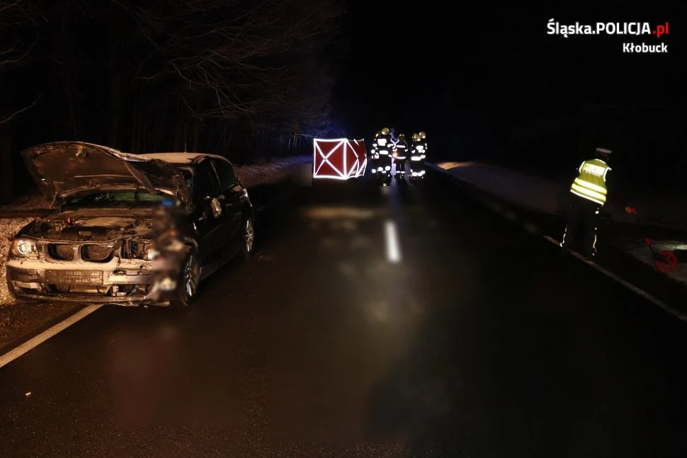 Pieszy bez odblasków szedł środkiem drogi