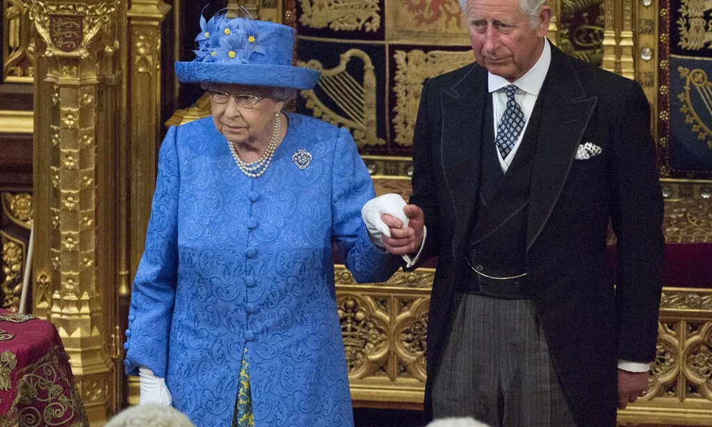 Królowa Elżbieta przygotowuje syna do przyjęcia roli króla 