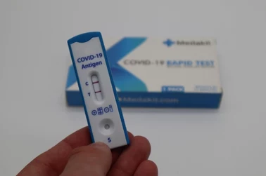 Testy na koronawirusa pojawiły się w sklepach kolejnej sieci handlowej