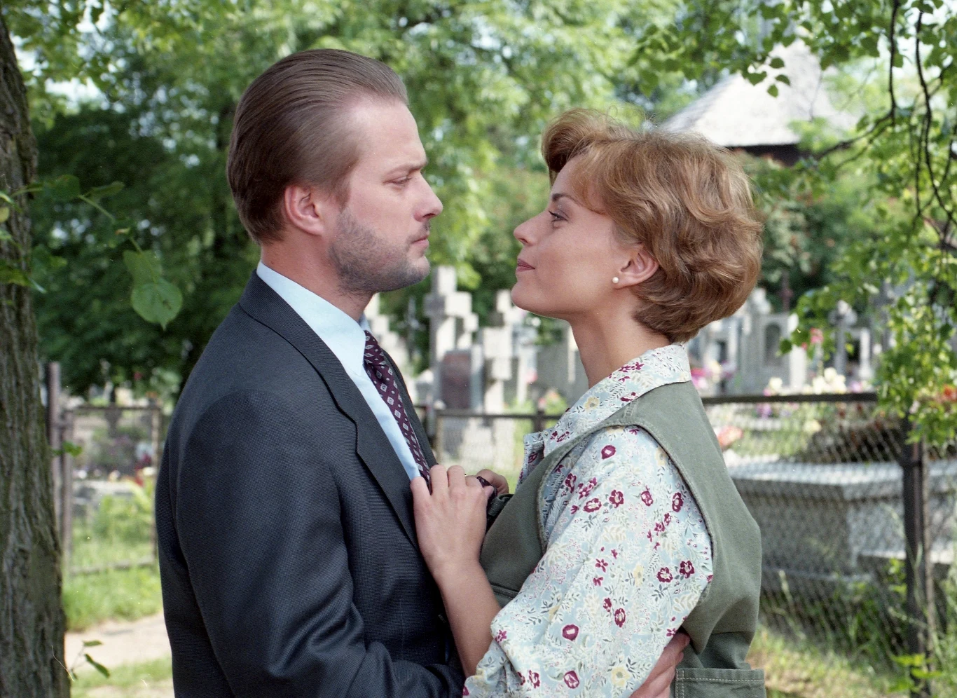 Następnie Żmijewskiego oglądaliśmy m.in. w kolejnym filmie Pasikowskiego "Słodko gorzki" (1996), a także w produkcjach innych uznanych polskich twórców "Daleko od siebie" (1995) Feliksa Falka (na zdjęciu - pierwsze ekranowe spotkanie z Małorzatą Foremniak) oraz "Deszczowym żołnierzu" (1996) Wiesława Saniewskiego. Najgłośniej w tamtym okresie było jednak o kreacji aktora w "Gniewie" (1997) Marcina Ziębińskiego, gdzie wraz z Rafałem Maćkowiakiem wcielili się w braci, których drogi rozeszły się po śmierci rodziców.