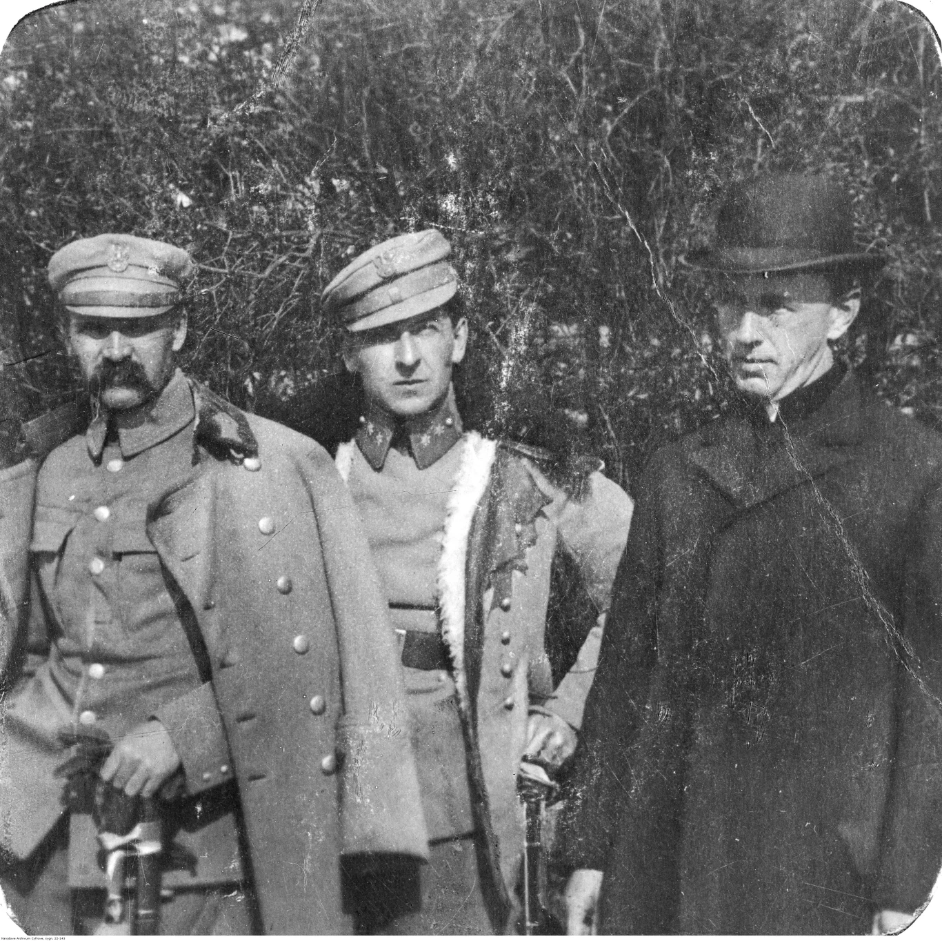 Koemndant Legionów, Józef Piłsudski, jego adiutant Wieniawa Długoszowski oraz ks. kan. Warchałowski w 1916 roku