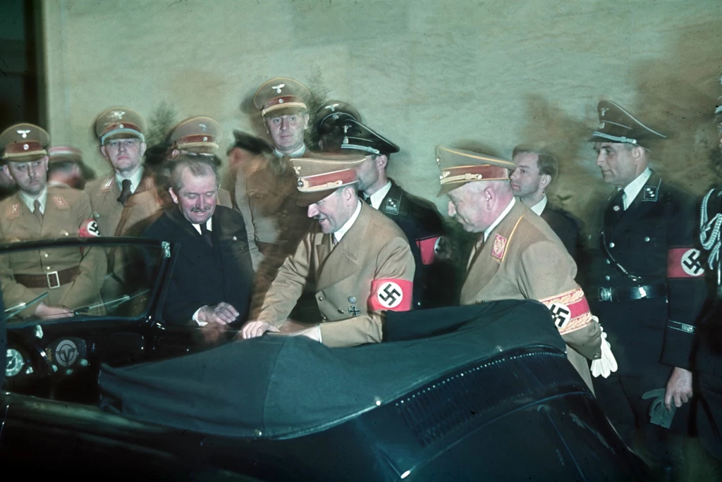 Ferdinand Porsche (w garniturze) prezentuje Volkswagena Typ 1 Hitlerowi