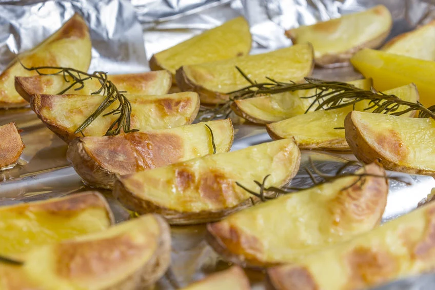 Pieczone ziemniaki Ziemniaki to wciąż jeden z ulubionych produktów Polaków. Najczęściej pojawiają się na talerzach w formie dodatku do głównego dania, jest lekkostrawny i zawiera mnóstwo minerałów. Jedząc ziemniaki, dostarczamy do organizmu nie tylko potas, ale też magnez i witaminę C, której te niepozorne bulwy mają więcej niż jabłka. Pamiętajmy, żeby odpowiednio przyrządzić ziemniaki. Jeśli zdecydujemy się je upiec, zachowamy możliwie jak najwięcej cennych składników. 