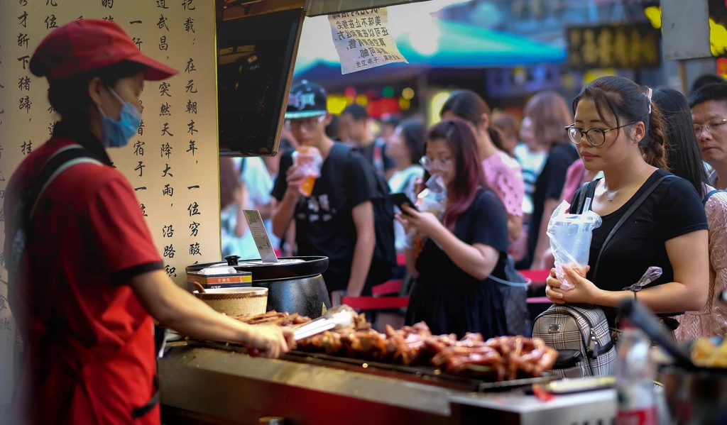 Dokument WHO wskazuje, że koronawirus pojawił się najpierw na targu w Wuhan