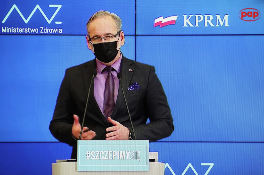 Minister zdrowia Adam Niedzielski podczas konferencji prasowej, transmitowanej z siedziby KPRM i oglądanej w jednym z mieszkań w Warszawie Minister zdrowia Adam Niedzielski podczas konferencji prasowej, transmitowanej z siedziby KPRM i oglądanej w jednym z mieszkań w Warszawie