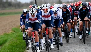 Kolarstwo. Michał Kwiatkowski dojechał do mety w peletonie