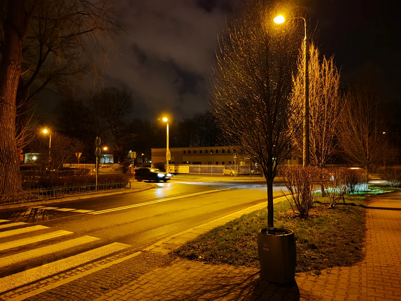 Zdjęcie wykonane obiektywem głównym realme 8 Pro w trybie nocnym