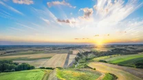 Atrakcją, na którą warto zwrócić uwagę jest Grodzisko w Stradowie. To największe wczesnośredniowieczne grodzisko zbudowane na terenie Polski i prawdopodobnie dawna stolica Wiślan. 