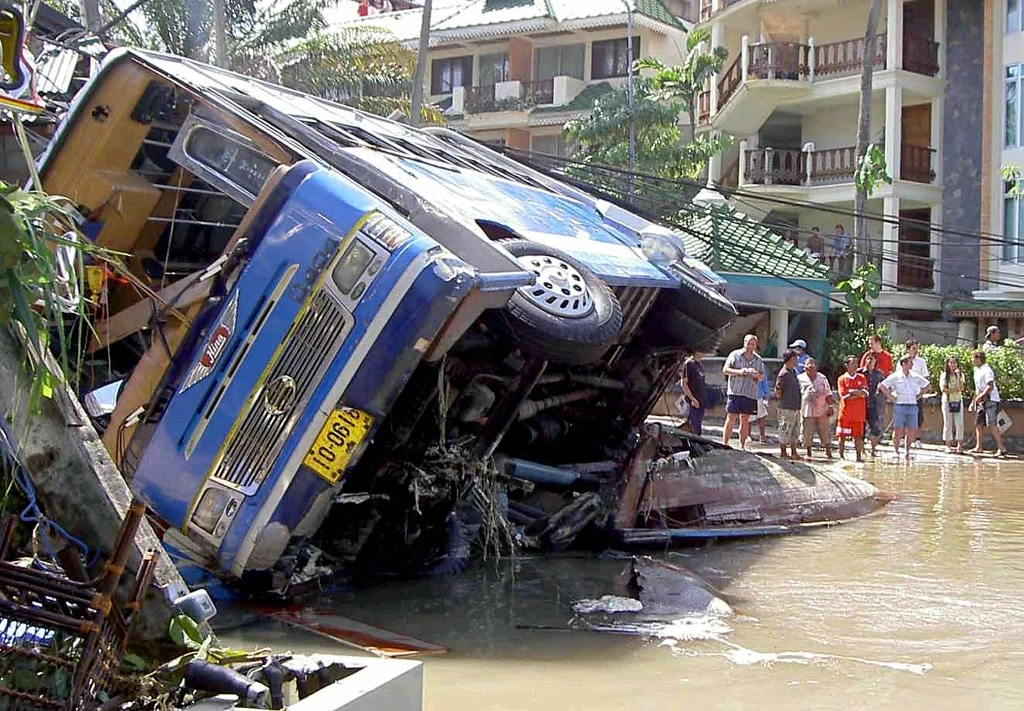 Zniszczenia wywołane przez tsunami na Phuket