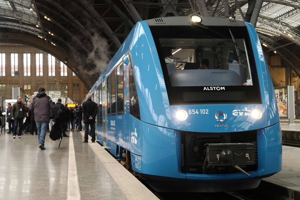 Pociąg na wodór produkcji Alstom w niemieckim Leipzig. 