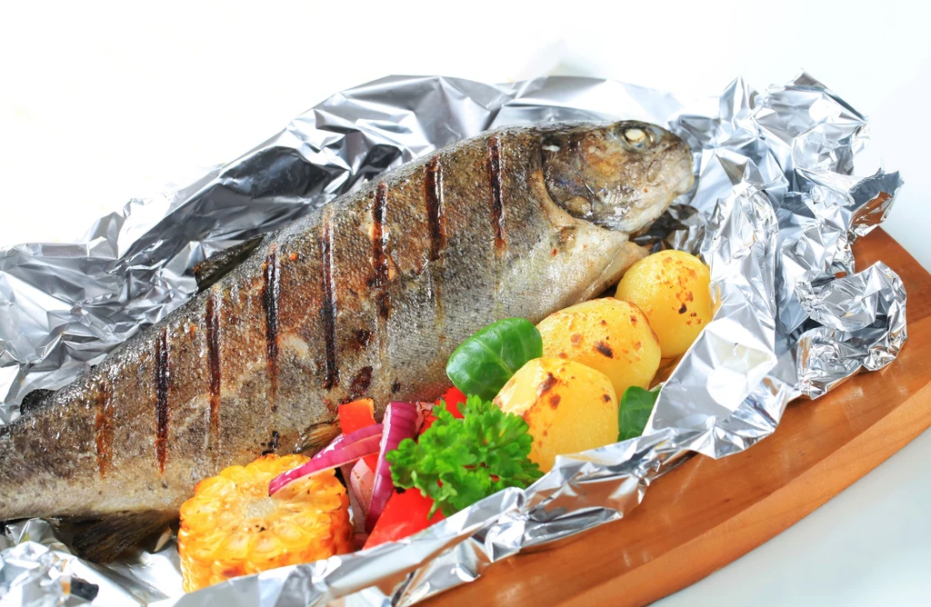 Folię aluminiową wykorzystujemy bardzo często do pieczenia ryb