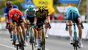 Ion Izagirre (z prawej) wygrał finisz z Pellem Bilbao