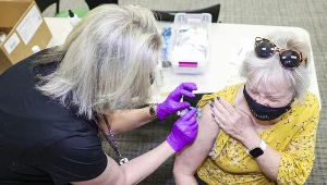 Szczepienie przeciw COVID-19, zdj. ilustracyjne 