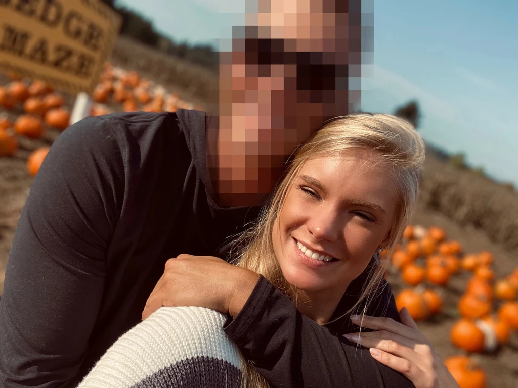 Krista Shipman przyszła na świat w biednej rodzinie, ale z domu wyniosła ogromną wrażliwość. To skłoniło ją, by wstąpić do armii. Przez lata pracowała w administracji wojskowego szpitala, wyjeżdżając także na misje – do Afganistanu, Korei czy Kuwejtu. W pracy poznała też swojego przyszłego męża, z którym rozstała się trzy lata temu. Krista Shipman przyszła na świat w biednej rodzinie, ale z domu wyniosła ogromną wrażliwość. To skłoniło ją, by wstąpić do armii. Przez lata pracowała w administracji wojskowego szpitala, wyjeżdżając także na misje – do Afganistanu, Korei czy Kuwejtu. W pracy poznała też swojego przyszłego męża, z którym rozstała się trzy lata temu.