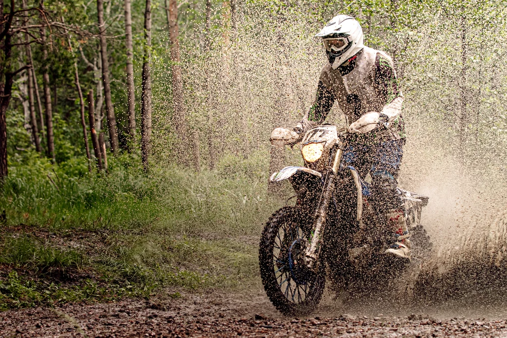 Motocykliści również przyczyniają się do rozjeżdżania leśnych ścieżek