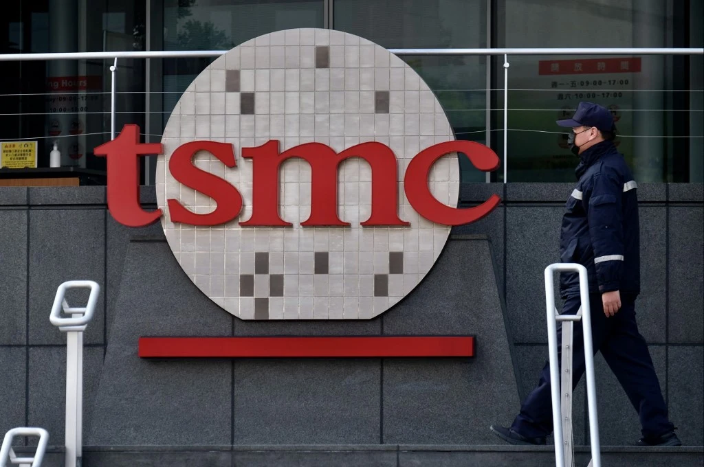 TSMC (Temiconductor Manufacturing Company Limited) – tajwańskie przedsiębiorstwo specjalizujące się w produkcji układów scalonych. To absolutny potentat rynku, jego kluczowi klienci to m.in.: Apple, Qualcomm, Hi-Silicon, Nvidia, TSMC (Temiconductor Manufacturing Company Limited) – tajwańskie przedsiębiorstwo specjalizujące się w produkcji układów scalonych. To absolutny potentat rynku, jego kluczowi klienci to m.in.: Apple, Qualcomm, Hi-Silicon, Nvidia,