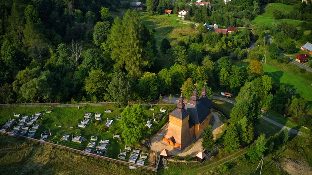 Tym, którzy nie przepadają za pieszymi wędrówkami, Beskid Niski oferuje inne atrakcje. Jednym z największych kulturalnych bogactw jest, będący fenomenem na międzynarodową skalę, zespół 70 cerkwi, w których często zachował się oryginalny wystrój. Najstarsza, pochodząca z XVII wieku świątynia, znajduje się w Powroźniku. Warto też zwrócić uwagę na cerkwie w Kwiatoni, Owczarach czy Brunarach, wpisane na listę UNESCO.  Kryte gontem, ozdobione złotymi lub srebrnymi baniami, zatopione w zieleni, mają w sobie odrobinę magii.