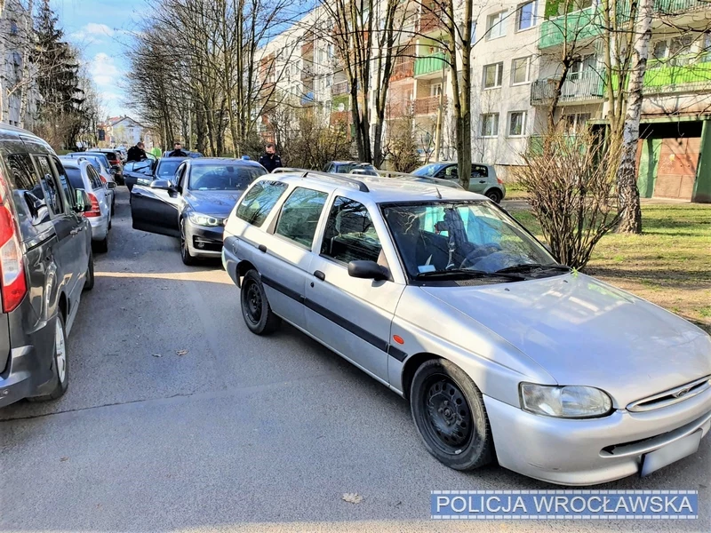 Kierowca porzucił auto i próbował uciec pieszo