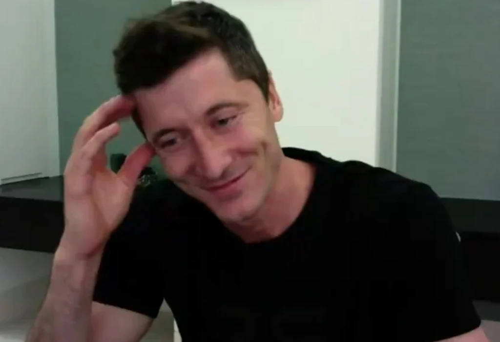 Robert Lewandowski speszony podczas wywiadu dla CBS SPorts/Twitter/