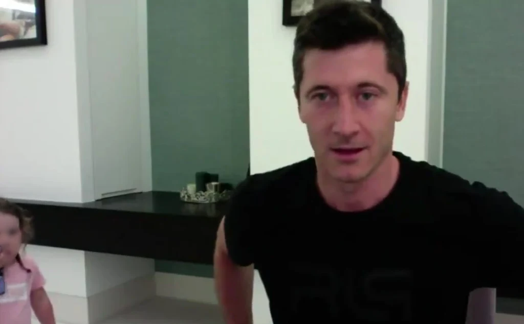 Robert Lewandowski podczas wywiadu dla CBS SPorts zaskoczony przez Klarę/Twitter/ Robert Lewandowski podczas wywiadu dla CBS SPorts zaskoczony przez Klarę/Twitter/