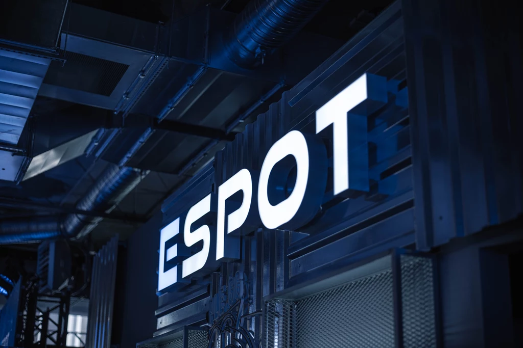 Studio ESPOT zlokalizowane jest w Elektrowni Powiśle od października 2020 r. To przestrzeń do organizacji wydarzeń i miejsce nowoczesnej, odpowiedzialnej rozrywki zarówno dla rodzin, jak i aspirujących graczy, łączące światy gier wideo, sportu oraz muzyki. ESPOT oferuje w pełni wyposażone studio do transmisji online z dużą strefą gamingową (45 stanowisk z wysokiej klasy sprzętem i szybkim, bezpiecznym łączem internetowym oraz kamerami 4K), a także zapleczem gastronomicznym oraz przestrzenią dla nawet 100-osobowej publiczności. ESPOT podąża śladem powstających na całym świecie aren esportowych i jest pierwszym miejscem tego typu w Polsce, które łączy świat gamingu i e-sportu, ze światem lifestyle, muzyką i gastronomią. Studio ESPOT zlokalizowane jest w Elektrowni Powiśle od października 2020 r. To przestrzeń do organizacji wydarzeń i miejsce nowoczesnej, odpowiedzialnej rozrywki zarówno dla rodzin, jak i aspirujących graczy, łączące światy gier wideo, sportu oraz muzyki. ESPOT oferuje w pełni wyposażone studio do transmisji online z dużą strefą gamingową (45 stanowisk z wysokiej klasy sprzętem i szybkim, bezpiecznym łączem internetowym oraz kamerami 4K), a także zapleczem gastronomicznym oraz przestrzenią dla nawet 100-osobowej publiczności. ESPOT podąża śladem powstających na całym świecie aren esportowych i jest pierwszym miejscem tego typu w Polsce, które łączy świat gamingu i e-sportu, ze światem lifestyle, muzyką i gastronomią.
