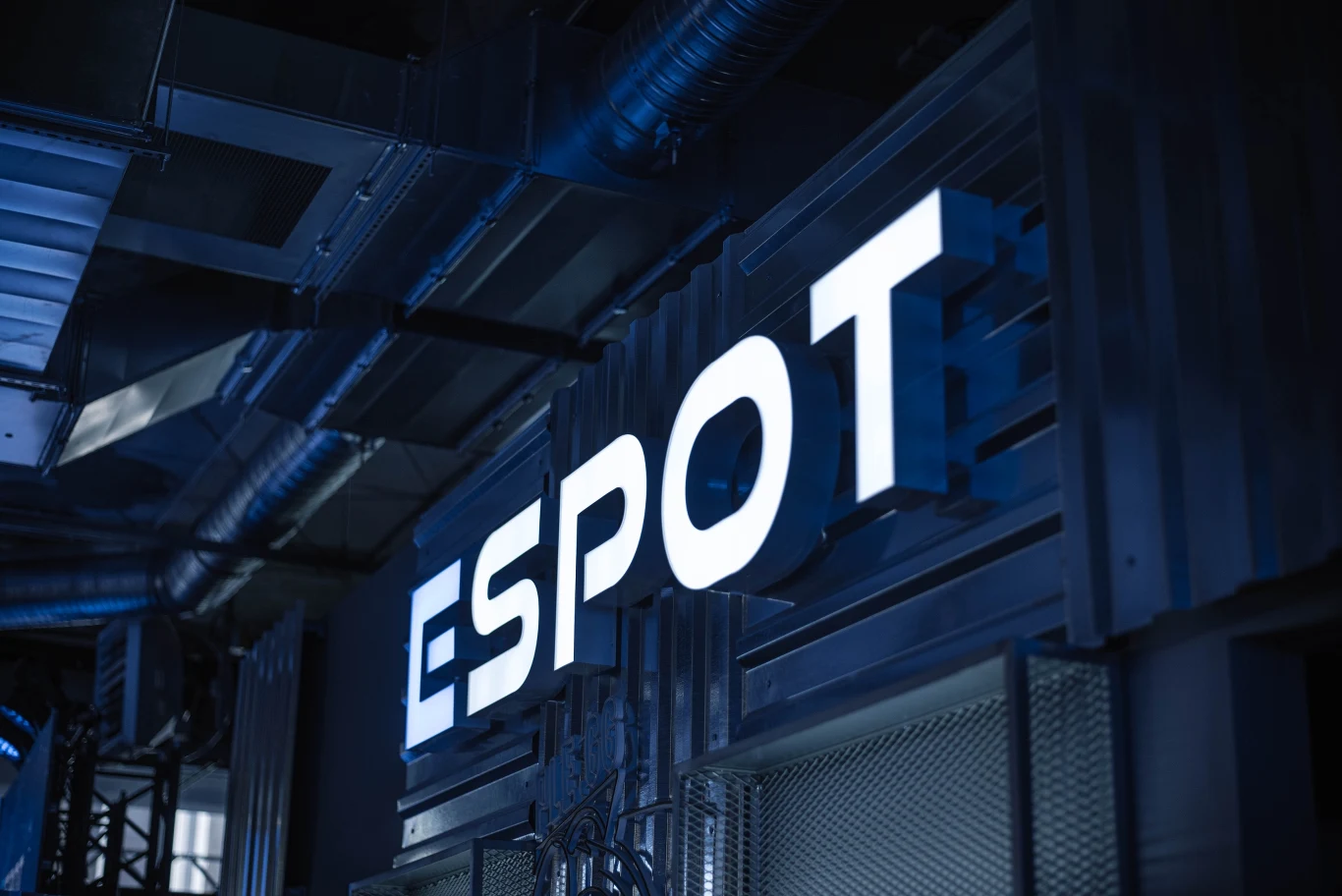 Studio ESPOT zlokalizowane jest w Elektrowni Powiśle od października 2020 r. To przestrzeń do organizacji wydarzeń i miejsce nowoczesnej, odpowiedzialnej rozrywki zarówno dla rodzin, jak i aspirujących graczy, łączące światy gier wideo, sportu oraz muzyki. ESPOT oferuje w pełni wyposażone studio do transmisji online z dużą strefą gamingową (45 stanowisk z wysokiej klasy sprzętem i szybkim, bezpiecznym łączem internetowym oraz kamerami 4K), a także zapleczem gastronomicznym oraz przestrzenią dla nawet 100-osobowej publiczności. ESPOT podąża śladem powstających na całym świecie aren esportowych i jest pierwszym miejscem tego typu w Polsce, które łączy świat gamingu i e-sportu, ze światem lifestyle, muzyką i gastronomią. Studio ESPOT zlokalizowane jest w Elektrowni Powiśle od października 2020 r. To przestrzeń do organizacji wydarzeń i miejsce nowoczesnej, odpowiedzialnej rozrywki zarówno dla rodzin, jak i aspirujących graczy, łączące światy gier wideo, sportu oraz muzyki. ESPOT oferuje w pełni wyposażone studio do transmisji online z dużą strefą gamingową (45 stanowisk z wysokiej klasy sprzętem i szybkim, bezpiecznym łączem internetowym oraz kamerami 4K), a także zapleczem gastronomicznym oraz przestrzenią dla nawet 100-osobowej publiczności. ESPOT podąża śladem powstających na całym świecie aren esportowych i jest pierwszym miejscem tego typu w Polsce, które łączy świat gamingu i e-sportu, ze światem lifestyle, muzyką i gastronomią.