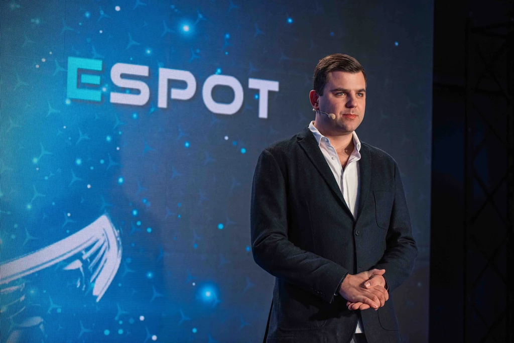 Organizacje e-sportowe można porównać do klubów sportowych. Zamiast dyscyplin mamy tu konkretne tytuły gier. Obecnie w ponad 100 profesjonalnych drużynach League of Legends rywalizujących w regionalnych ligach na całym świecie gra ponad 800 e-sportowców. Organizacje e-sportowe można porównać do klubów sportowych. Zamiast dyscyplin mamy tu konkretne tytuły gier. Obecnie w ponad 100 profesjonalnych drużynach League of Legends rywalizujących w regionalnych ligach na całym świecie gra ponad 800 e-sportowców.
