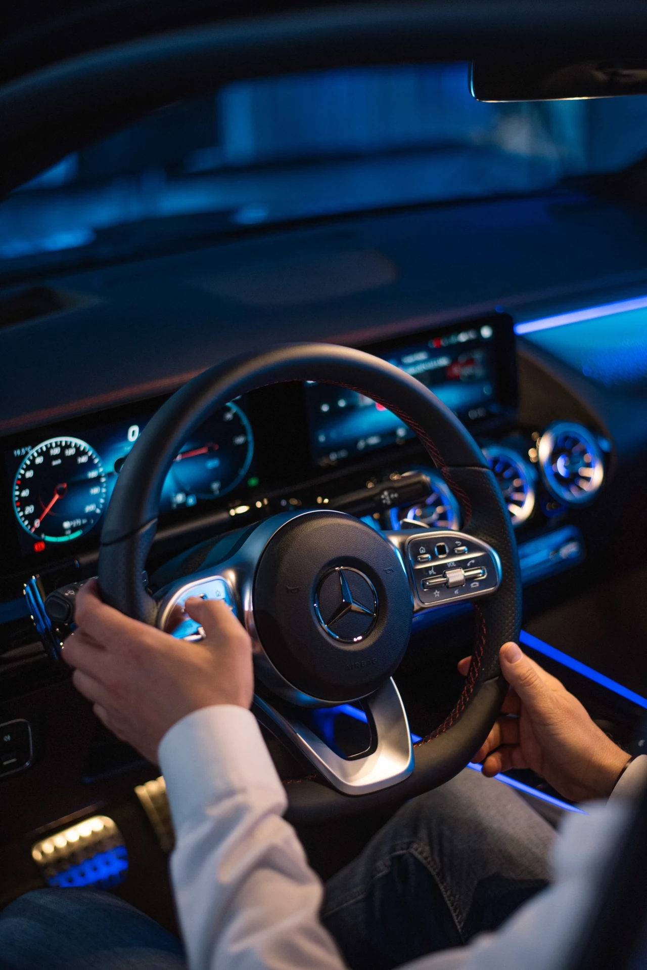 W e-sport inwestują dziś profesjonalne tradycyjne kluby sportowe, a także marki – jak Mercedes-Benz. Producent samochodów premium ze Stuttgartu już od kilku lat wspiera e-sportowe serie i wydarzenia, odpowiadając na rosnącą popularność e-sportu i zwracając się do nowych, młodych grup docelowych. W 2020 r. został wyłącznym partnerem motoryzacyjnym wszystkich globalnych wydarzeń e-sportowych League of Legends, w tym ekskluzywnym partnerem ceremonii wręczenia trofeum Mistrzostw Świata LoL. W e-sport inwestują dziś profesjonalne tradycyjne kluby sportowe, a także marki – jak Mercedes-Benz. Producent samochodów premium ze Stuttgartu już od kilku lat wspiera e-sportowe serie i wydarzenia, odpowiadając na rosnącą popularność e-sportu i zwracając się do nowych, młodych grup docelowych. W 2020 r. został wyłącznym partnerem motoryzacyjnym wszystkich globalnych wydarzeń e-sportowych League of Legends, w tym ekskluzywnym partnerem ceremonii wręczenia trofeum Mistrzostw Świata LoL.