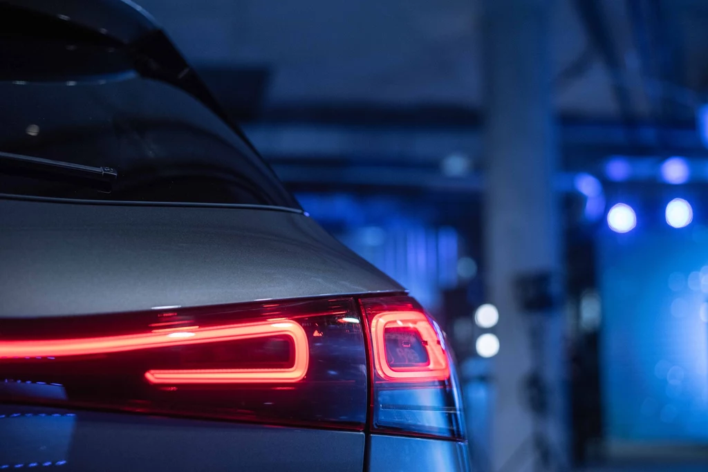 Teraz Mercedes-Benz rozpoczyna współpracę z Illuminar Gaming – najstarszą i największą organizacją sportów elektronicznych w Polsce. Jej zawodnicy rywalizują między innymi w League of Legends – sieciowej grze komputerowej z gatunku multiplayer online battle arena, która w 2020 r. osiągnęła liczbę około 100 mln graczy . Illuminar Gaming od ponad 4 lat zrzesza najlepszych polskich graczy komputerowych. Ekipa sześciokrotnie zdobyła tytuł Mistrza Polski, reprezentuje nasz kraj na turniejach międzynarodowych, a jej występy obejrzały setki tysięcy osób. Największym osiągnięciem zespołu jest wicemistrzostwo Europy EU Masters. Teraz Mercedes-Benz rozpoczyna współpracę z Illuminar Gaming – najstarszą i największą organizacją sportów elektronicznych w Polsce. Jej zawodnicy rywalizują między innymi w League of Legends – sieciowej grze komputerowej z gatunku multiplayer online battle arena, która w 2020 r. osiągnęła liczbę około 100 mln graczy . Illuminar Gaming od ponad 4 lat zrzesza najlepszych polskich graczy komputerowych. Ekipa sześciokrotnie zdobyła tytuł Mistrza Polski, reprezentuje nasz kraj na turniejach międzynarodowych, a jej występy obejrzały setki tysięcy osób. Największym osiągnięciem zespołu jest wicemistrzostwo Europy EU Masters.