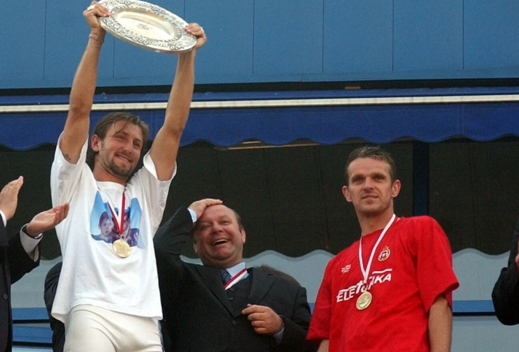 Bogusław Cupiał (w środku), z lewej Kamil Kosowski, z prawej Kazimierz Moskal po zdobyciu przez Wisłę mistrzostwa Polski w 2003 roku. W niedzielę prezes Cupiał wróci na stadion Wisły w roli gościa honorowego Bogusław Cupiał (w środku), z lewej Kamil Kosowski, z prawej Kazimierz Moskal po zdobyciu przez Wisłę mistrzostwa Polski w 2003 roku. W niedzielę prezes Cupiał wróci na stadion Wisły w roli gościa honorowego