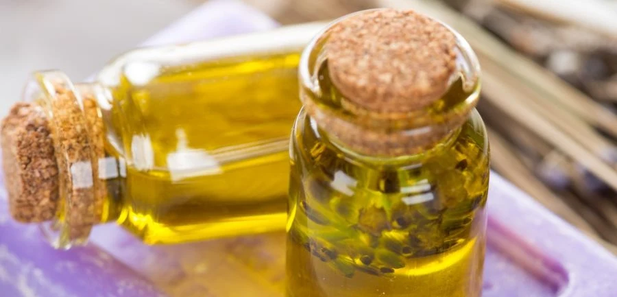 Olejek eteryczny wylany na wacik pomoże nam pozbyć się brzydkiego zapachu z kosza