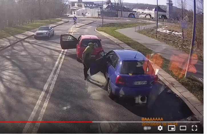 Kierowca clio wybił szybę w audi Kierowca clio wybił szybę w audi