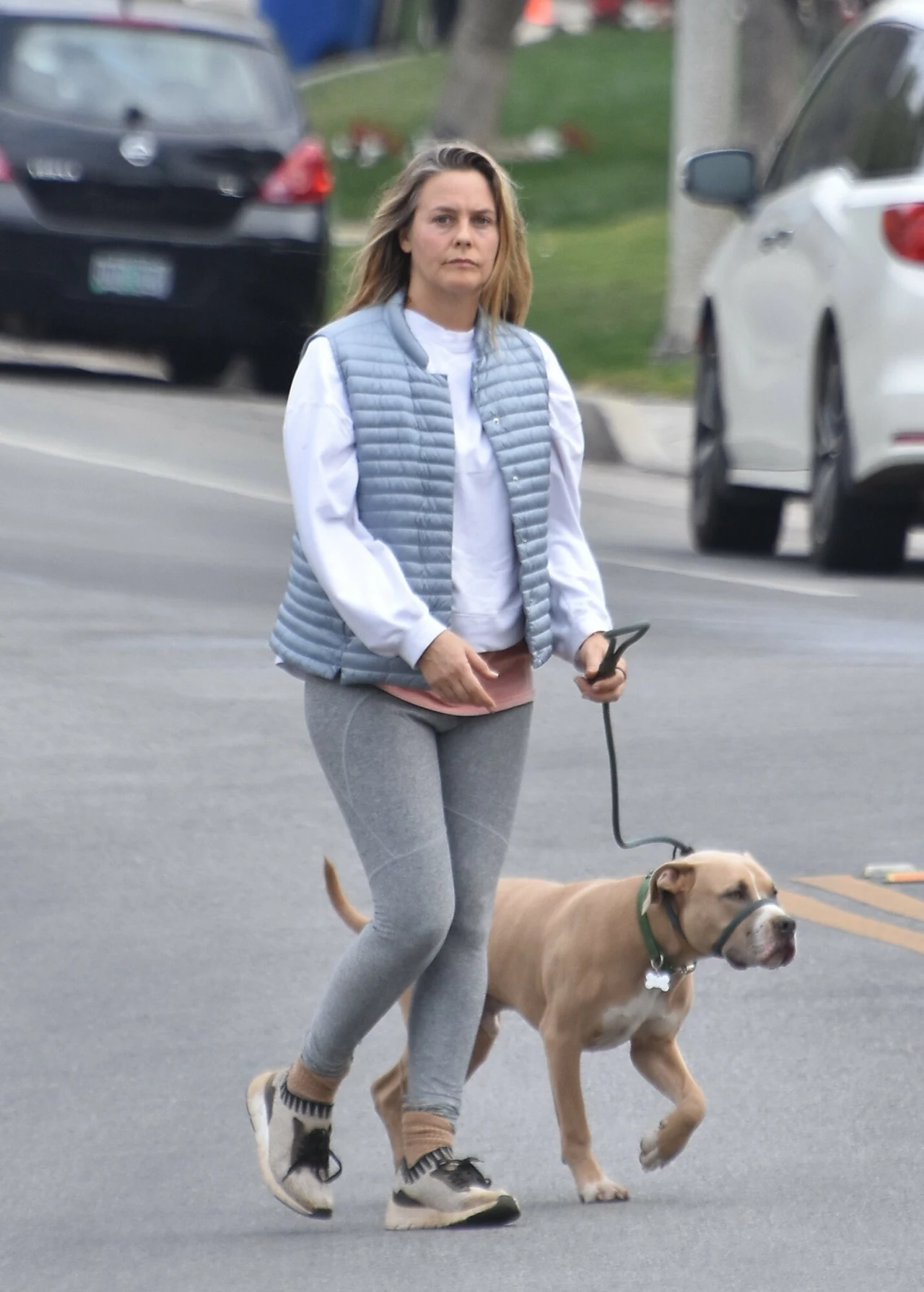 Alicia Silverstone Znana z filmu "Batman i Robin" aktorka to jedna z najbardziej zaangażowanych w ochronę środowiska gwiazd show-biznesu. Alicia Silverstone jest weganką i to głównie w nadmiernym spożyciu przez ludzi mięsa i produktów odzwierzęcych upatruje przyczyn zmian klimatycznych i zagrożeń środowiskowych. Stawia głównie na ekologiczne jedzenie, naturalne kosmetyki, a kilka lat temu zaskoczyła fanów proponując im zakup... ekologicznych wibratorów. Aktorka prowadzi bloga, na łamach którego dzieli się z fanami sprawdzonymi przepisami i sposobami na życie w zgodzie z naturą. Pisze o prawach zwierząt, ekomacierzyństwie i naturalnej pielęgnacji oraz publikuje mnóstwo sprawdzonych, wegańskich przepisów. Alicia jest przekonana, że nasze, wciąż rosnące, uzależnienie od zwierząt jako pokarmu to największe, współczesne zagrożenie dla klimatu. Gabriela Kurcz Alicia Silverstone Znana z filmu "Batman i Robin" aktorka to jedna z najbardziej zaangażowanych w ochronę środowiska gwiazd show-biznesu. Alicia Silverstone jest weganką i to głównie w nadmiernym spożyciu przez ludzi mięsa i produktów odzwierzęcych upatruje przyczyn zmian klimatycznych i zagrożeń środowiskowych. Stawia głównie na ekologiczne jedzenie, naturalne kosmetyki, a kilka lat temu zaskoczyła fanów proponując im zakup... ekologicznych wibratorów. Aktorka prowadzi bloga, na łamach którego dzieli się z fanami sprawdzonymi przepisami i sposobami na życie w zgodzie z naturą. Pisze o prawach zwierząt, ekomacierzyństwie i naturalnej pielęgnacji oraz publikuje mnóstwo sprawdzonych, wegańskich przepisów. Alicia jest przekonana, że nasze, wciąż rosnące, uzależnienie od zwierząt jako pokarmu to największe, współczesne zagrożenie dla klimatu. Gabriela Kurcz
