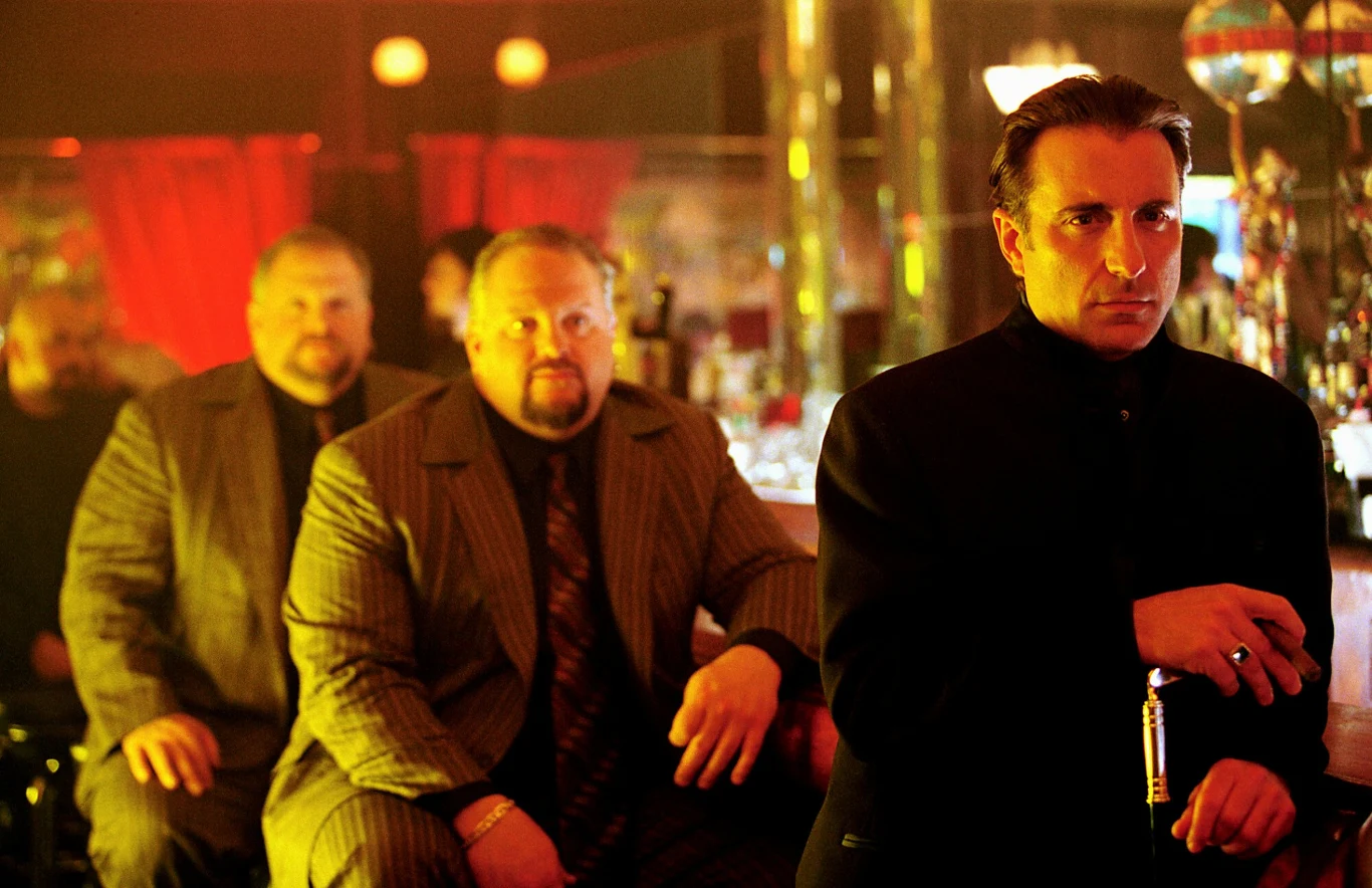 Andy Garcia miał jednak jeszcze ambicje innej natury. W 2005 roku, zmotywowany świeżym sukcesem "Ocean's Eleven" i "Ocean's Twelve" - gdzie grał bezwzględnego właściciela kasyna, Terry'ego Benedicta, rywalizującego z George'em Clooneyem o względy ślicznej Julii Roberts - włożył wszystkie doświadczenia zebrane przez ponad dwadzieścia lat kariery aktorskiej w swój reżyserski debiut.