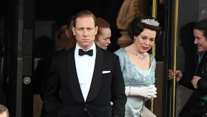 Tobias Menzies jako książę Filip na planie serialu "The Crown"