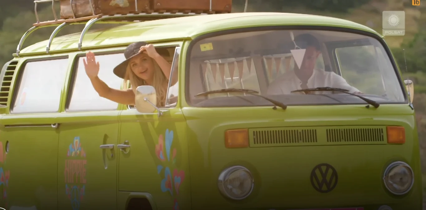 Caroline i Mateusz jadący na randkę 