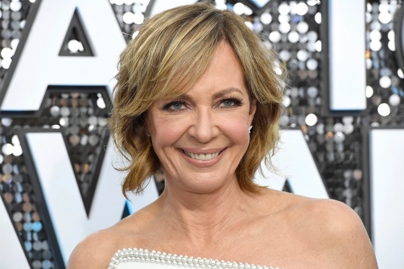 Wolałabym kiedyś pożałować, że nie mam dzieci, niż je mieć i żałować, że urodziłam - mówi Allison Janney Wolałabym kiedyś pożałować, że nie mam dzieci, niż je mieć i żałować, że urodziłam - mówi Allison Janney