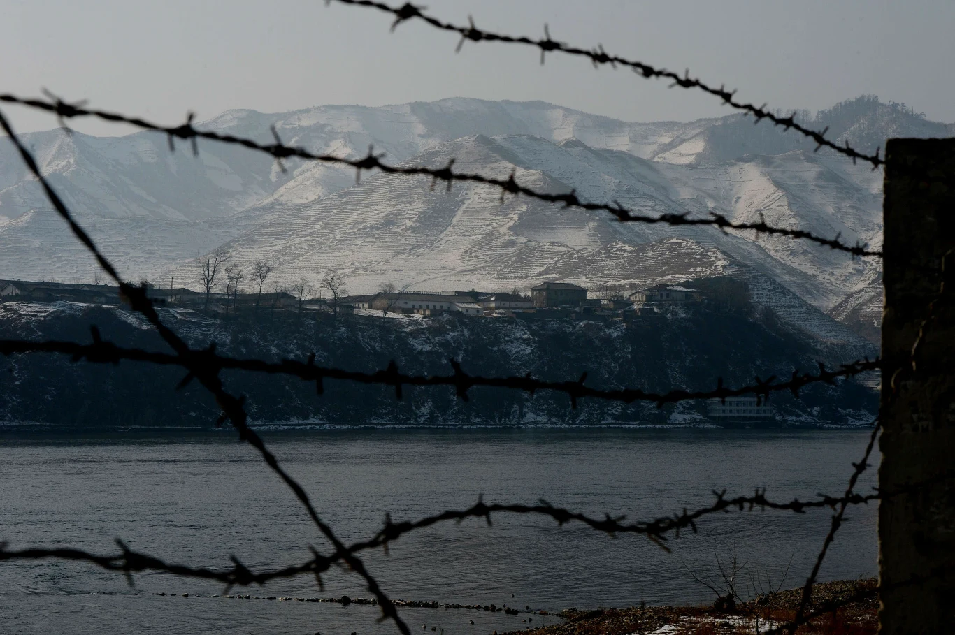 Rzeka Yalu stanowiąca naturalną granicę Korei Północnej i Chin Rzeka Yalu stanowiąca naturalną granicę Korei Północnej i Chin