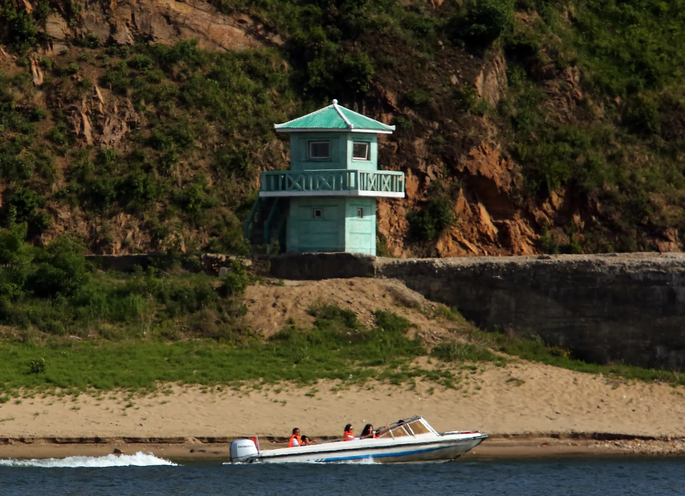 Posterunek służb Korei Północnej na rzece Yalu Posterunek służb Korei Północnej na rzece Yalu