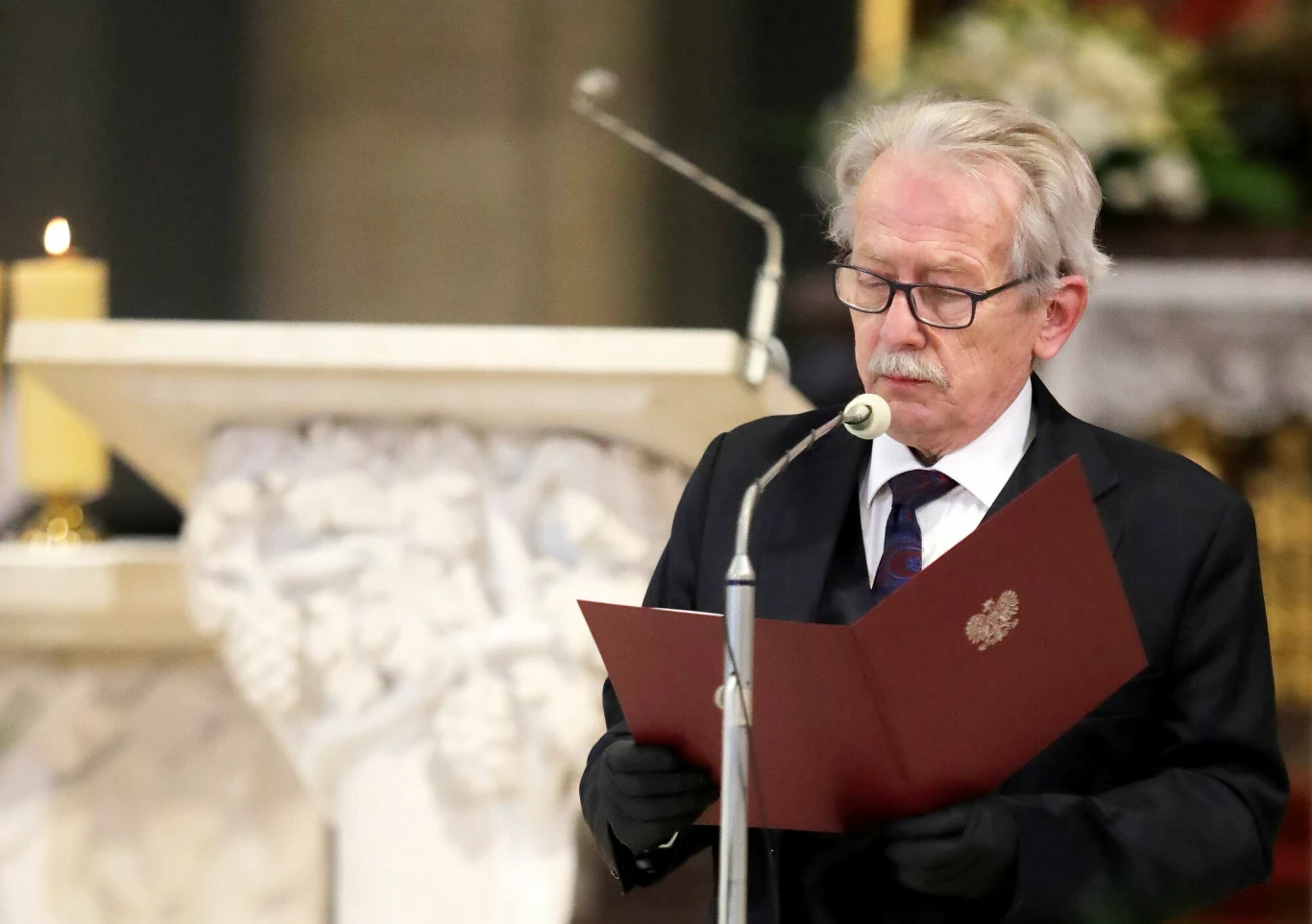 Doradca prezydenta RP, Tadeusz Deszkiewicz, odczytuje list od prezydenta