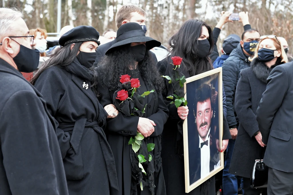 Rodzina Krzysztofa Krawczyka w trakcie pogrzebu