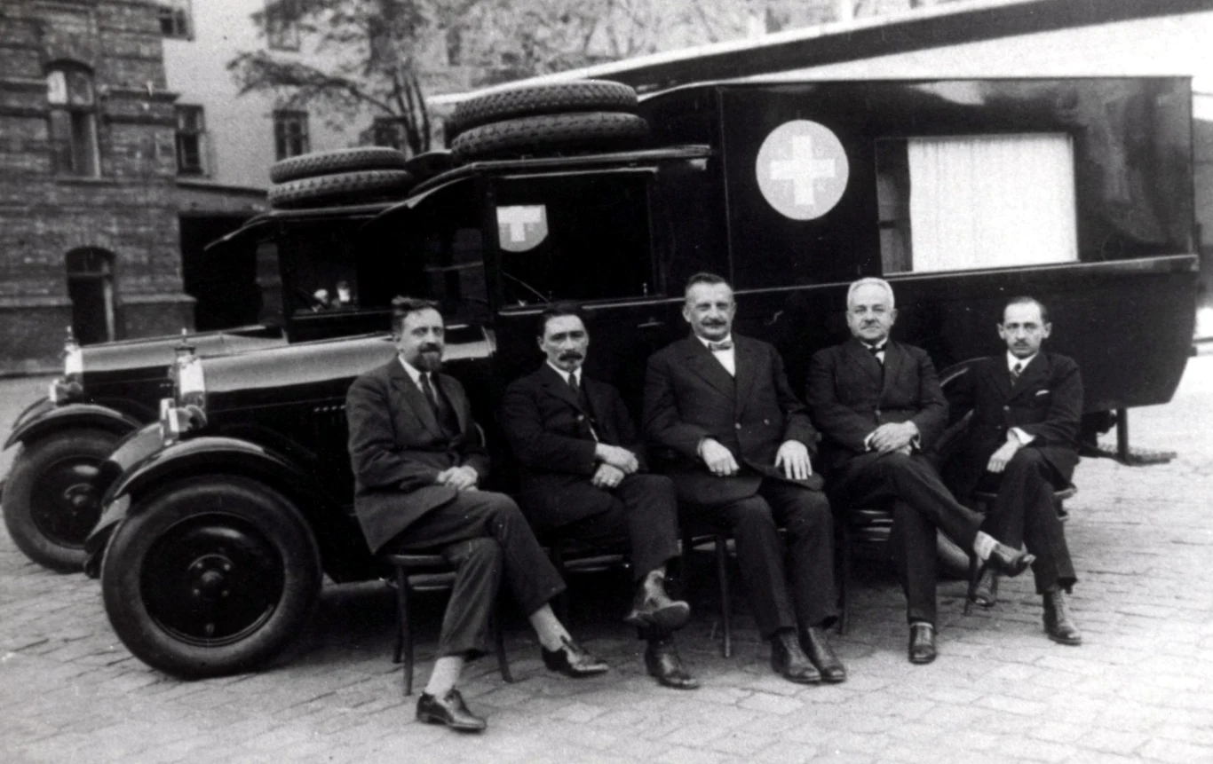 Dwie karetki Citroen hp. 6/25 zakupione w 1927 roku. Dwie karetki Citroen hp. 6/25 zakupione w 1927 roku.